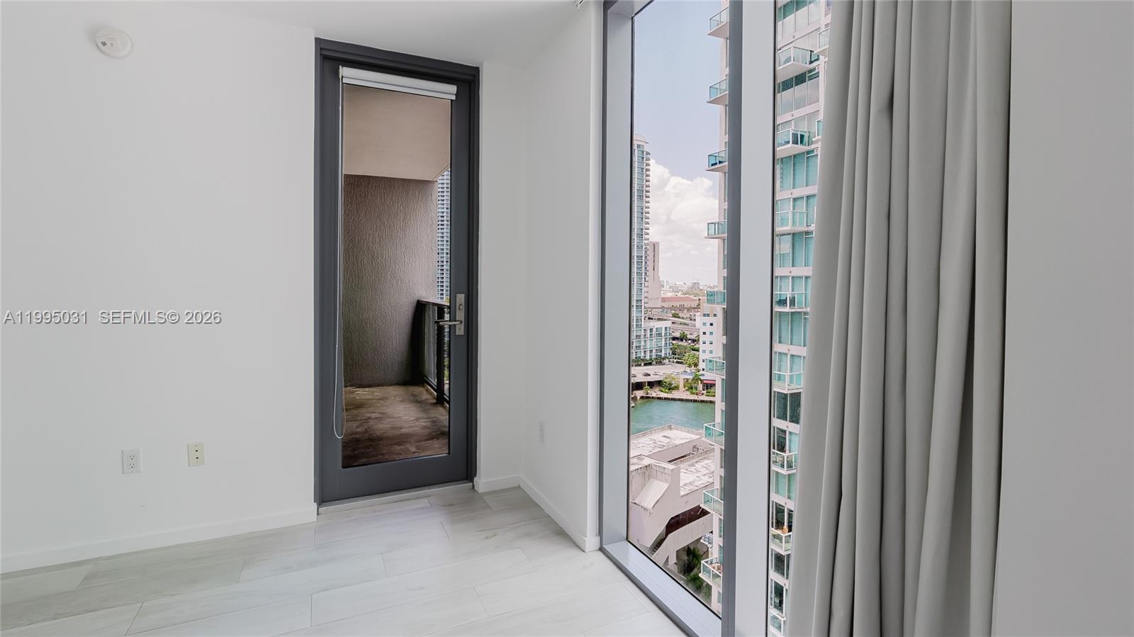 31 SE 6th St #1906, Miami FL 33131