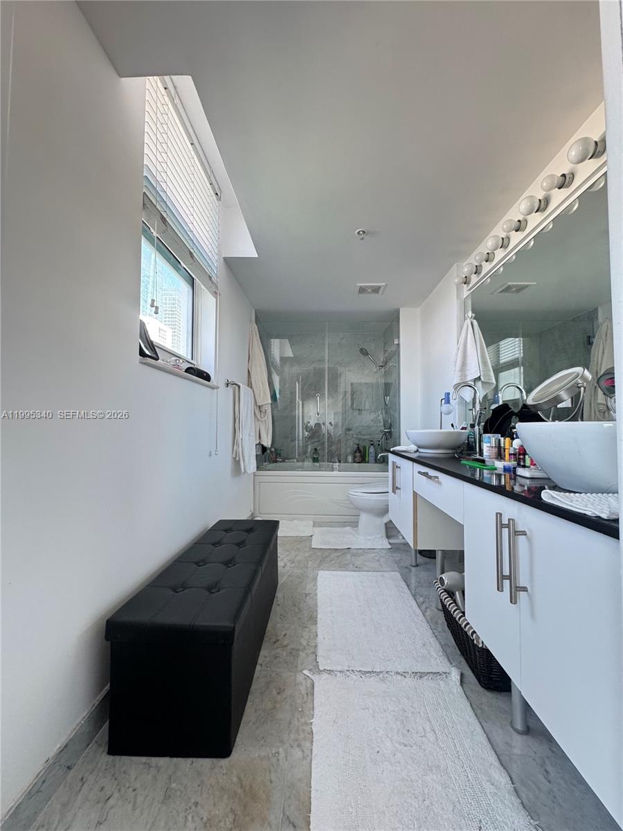 31 SE 5th St #1402, Miami FL 33131