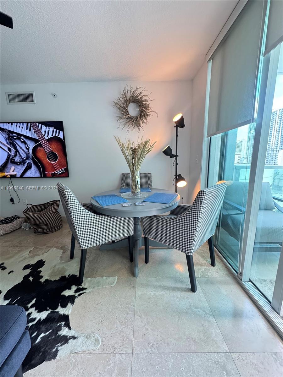 31 SE 5th St #1402, Miami FL 33131