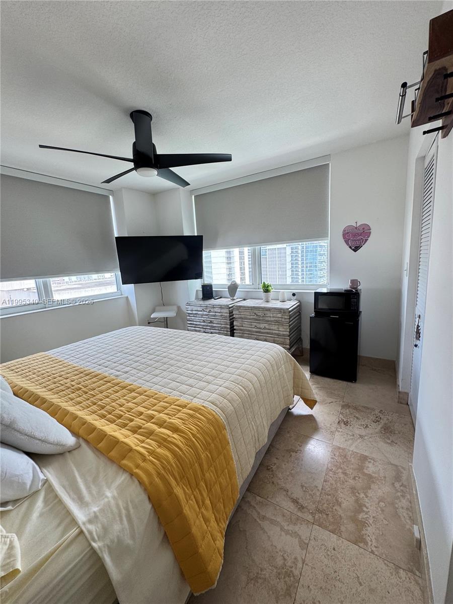 31 SE 5th St #1402, Miami FL 33131
