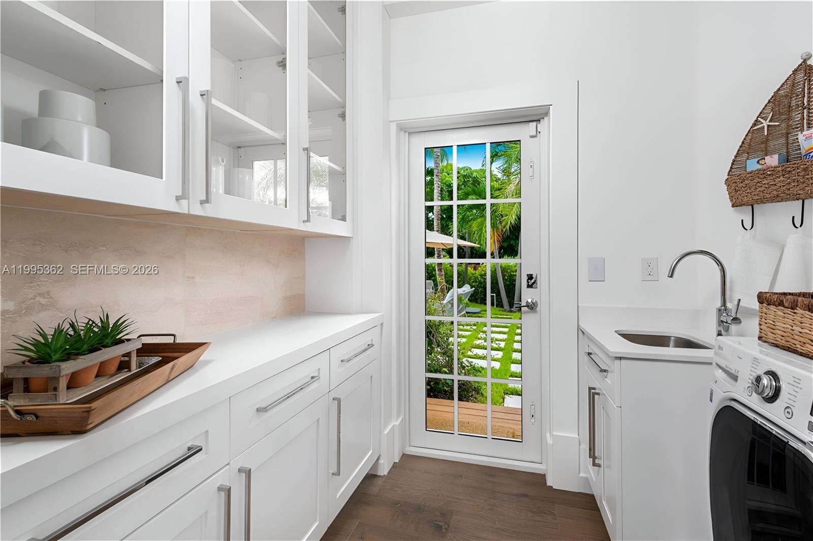 2575 Pine Tree Dr #., Miami Beach FL 33140