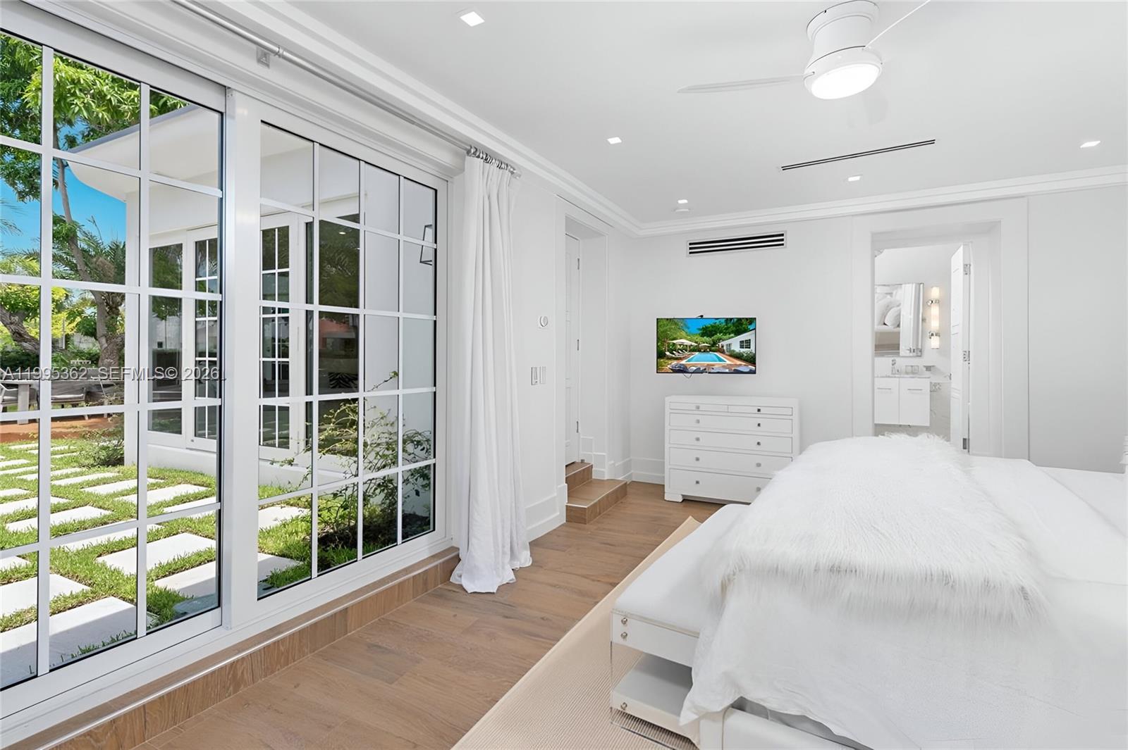 2575 Pine Tree Dr #., Miami Beach FL 33140