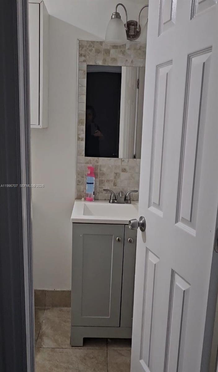 6055 W 19th Ave #209, Hialeah FL 33012