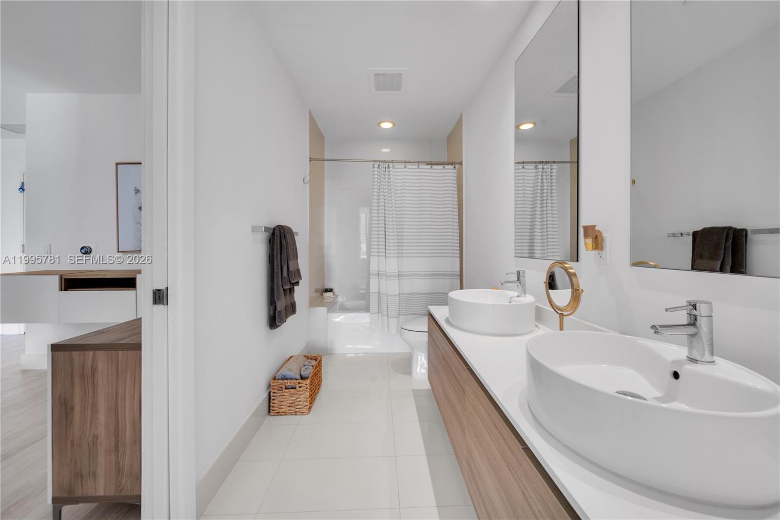 121 NE 34th St #L606, Miami FL 33137