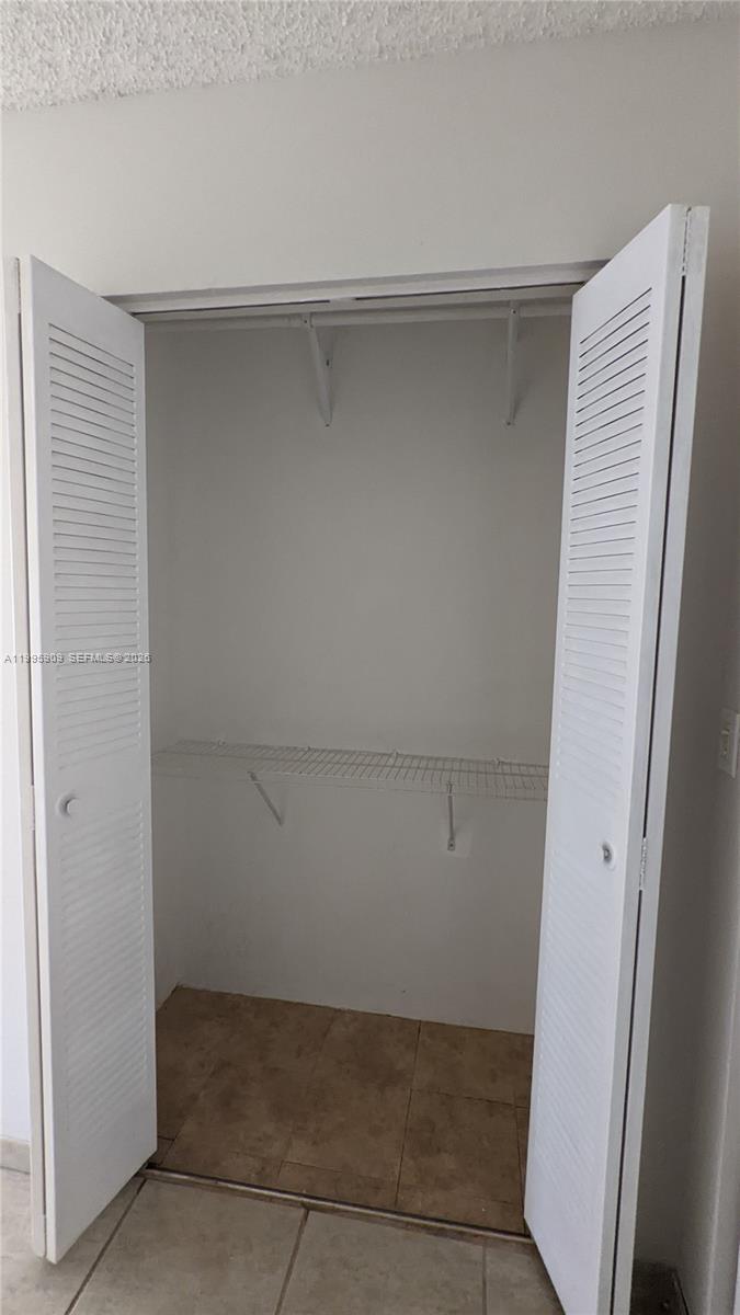 460 Lakeview Dr #4, Weston FL 33326