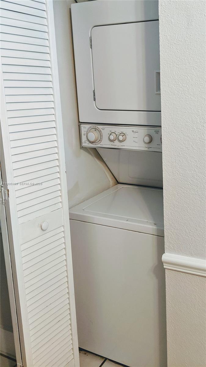 460 Lakeview Dr #4, Weston FL 33326