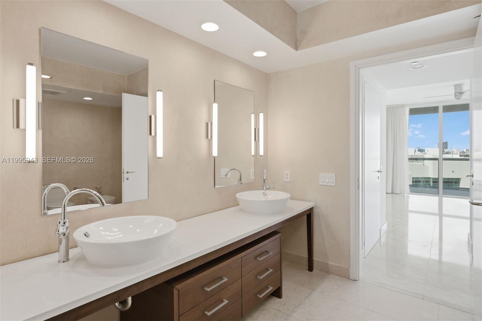 450 Alton Rd #910, Miami Beach FL 33139