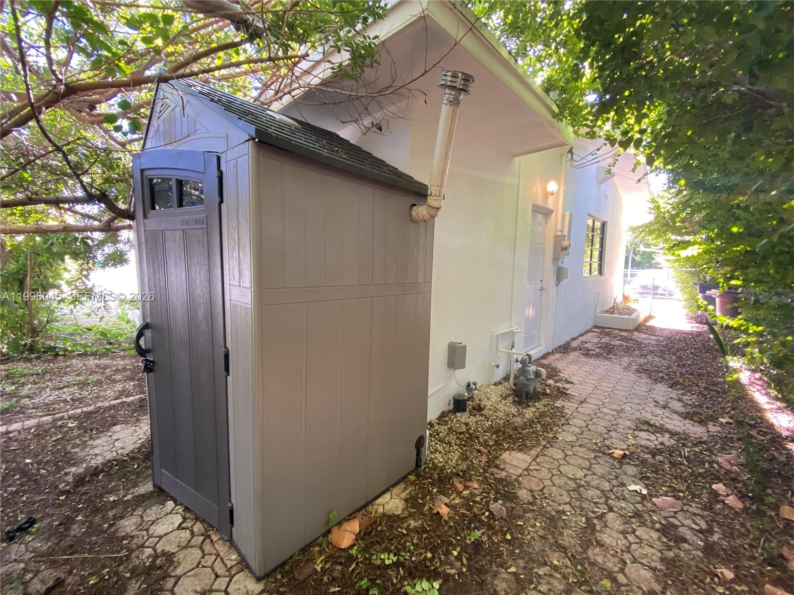 1101 Bay Dr, Miami Beach FL 33141