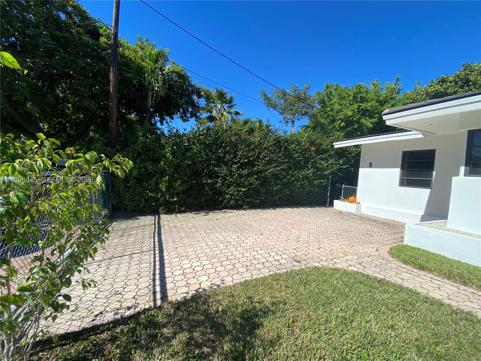 1101 Bay Dr, Miami Beach FL 33141