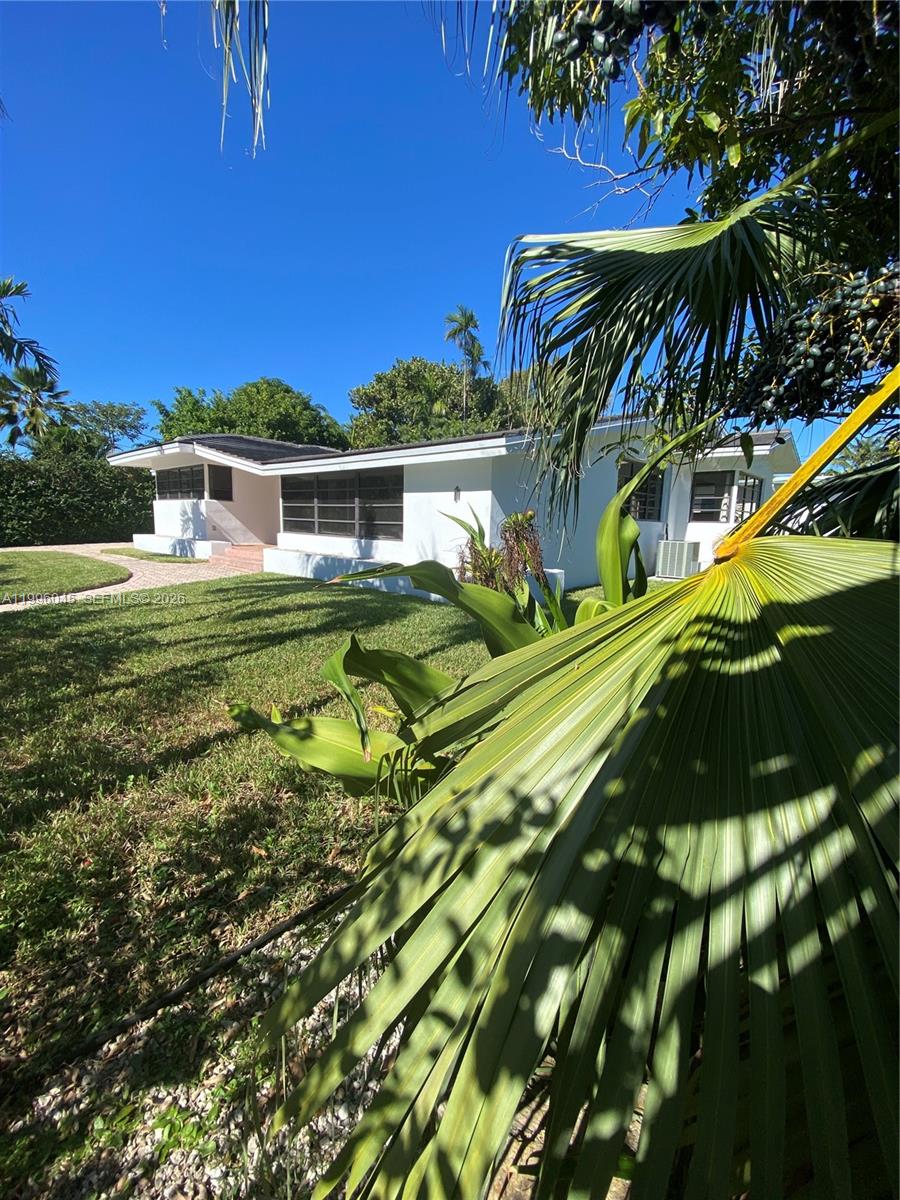 1101 Bay Dr, Miami Beach FL 33141