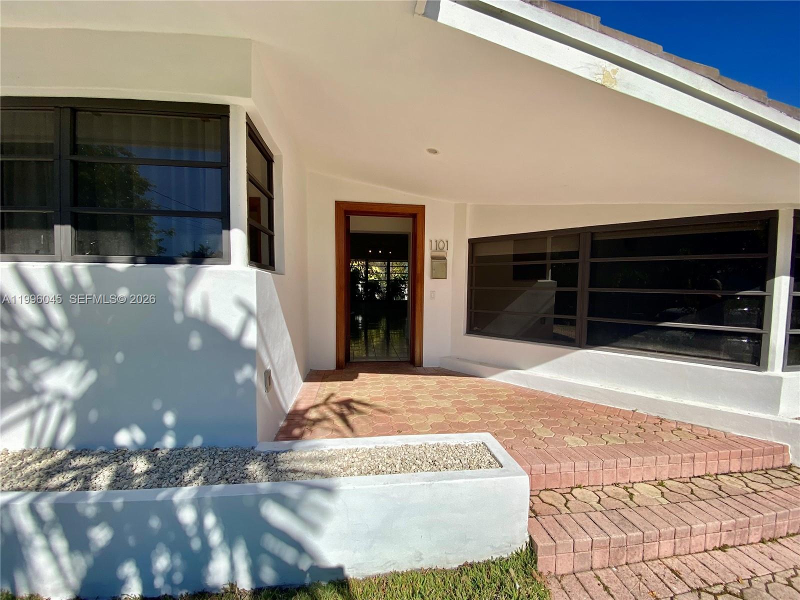 1101 Bay Dr, Miami Beach FL 33141
