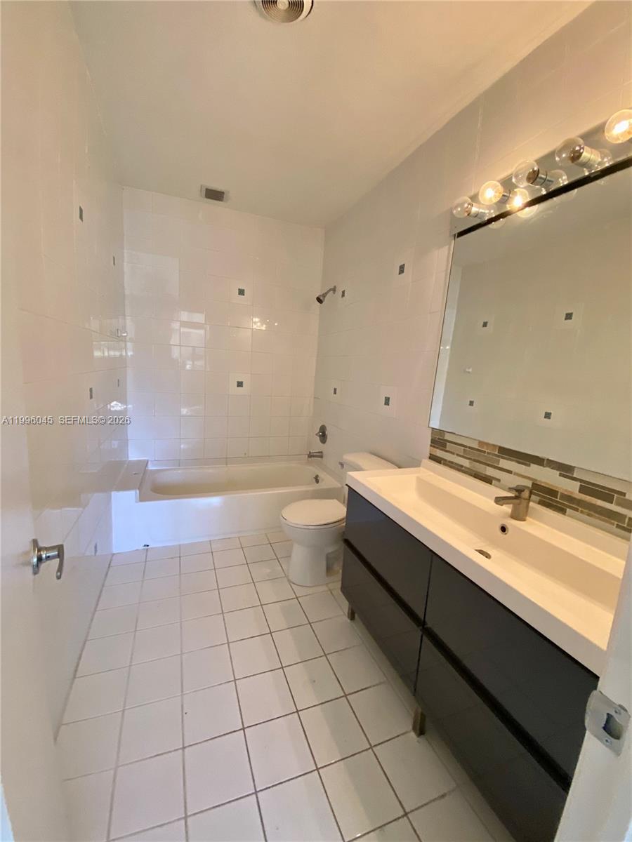 1101 Bay Dr, Miami Beach FL 33141