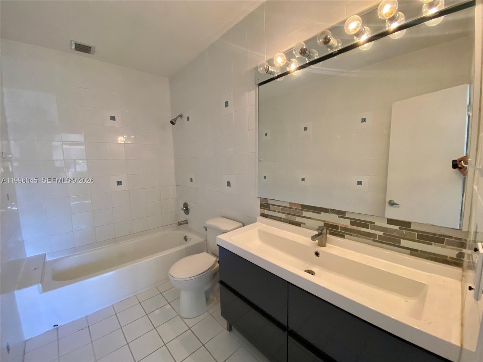 1101 Bay Dr, Miami Beach FL 33141
