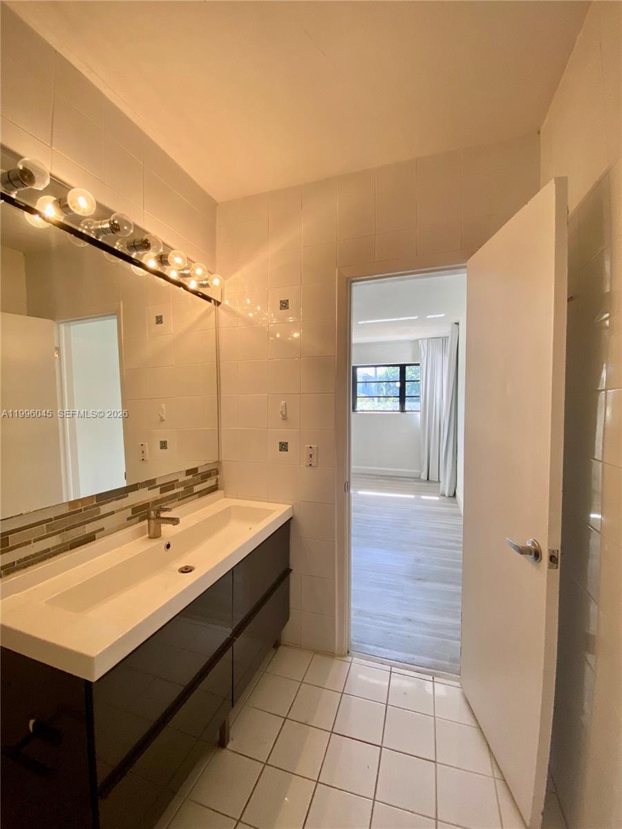 1101 Bay Dr, Miami Beach FL 33141