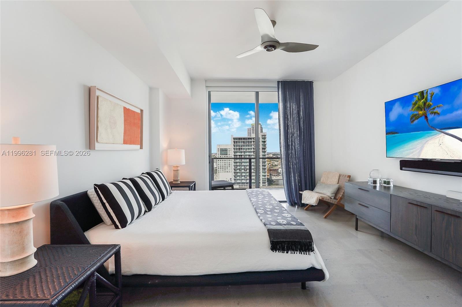 68 SE 6th St #2104, Miami FL 33131