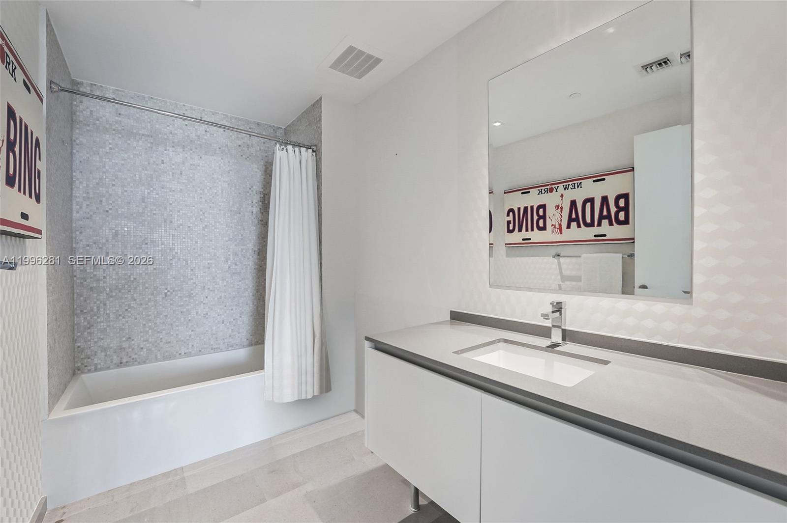 68 SE 6th St #2104, Miami FL 33131