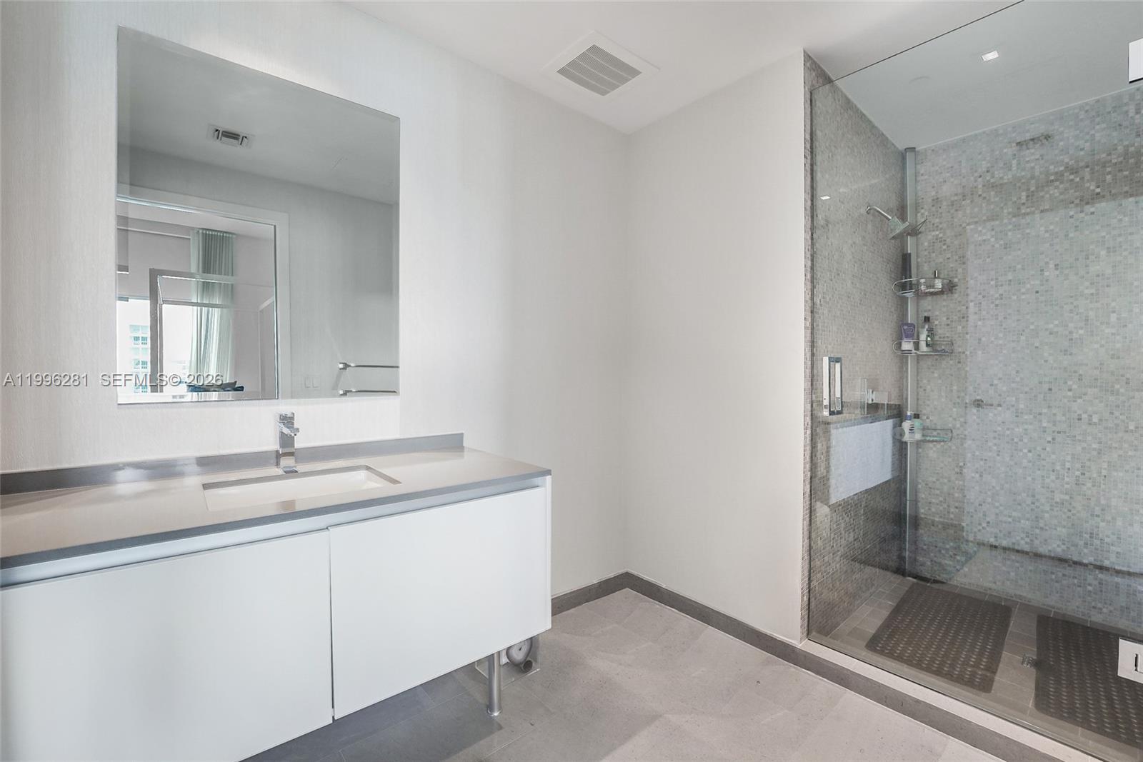 68 SE 6th St #2104, Miami FL 33131