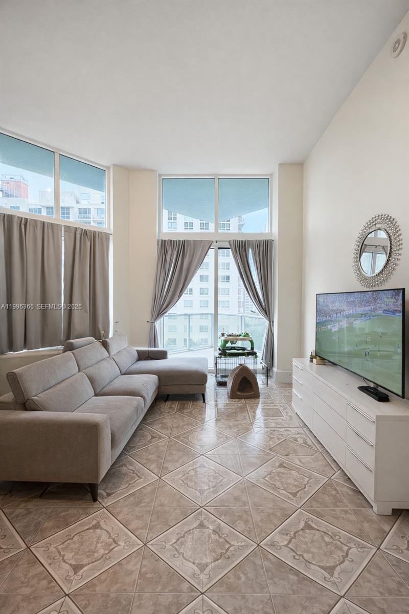 1900 N Bayshore Dr #910, Miami FL 33132