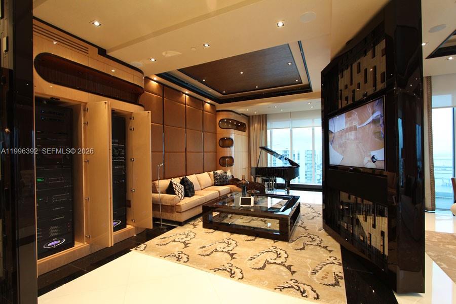 900 Brickell Key Blvd #PH3403, Miami FL 33131