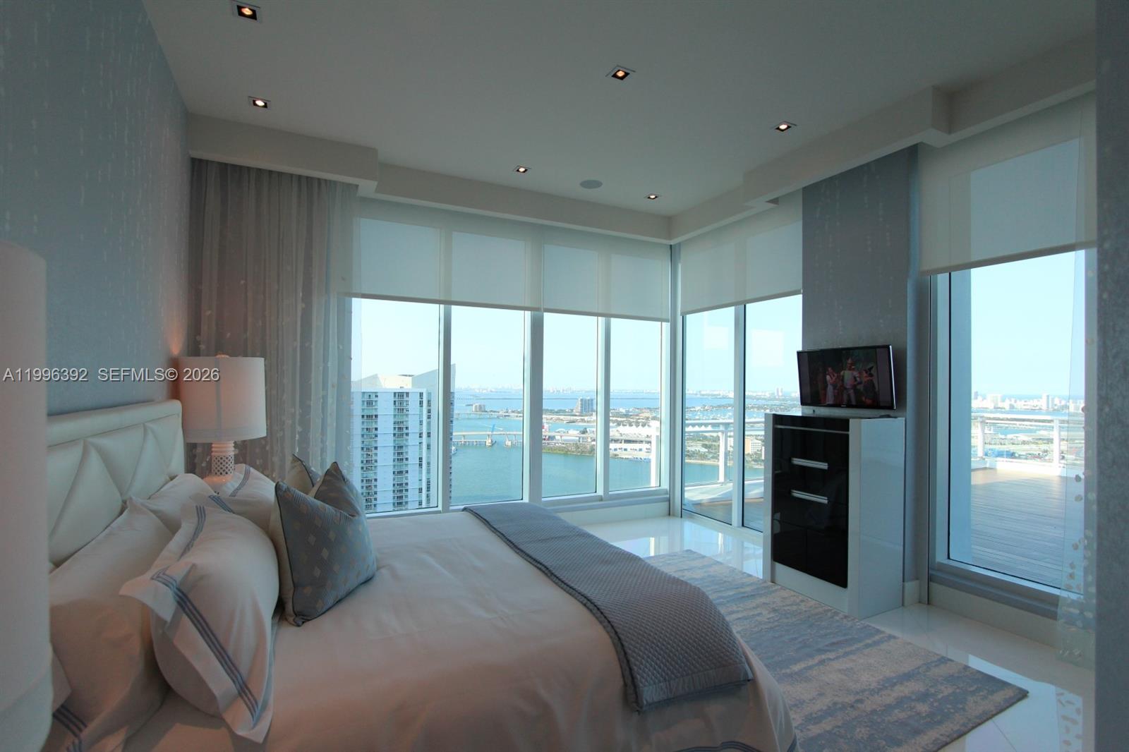 900 Brickell Key Blvd #PH3403, Miami FL 33131