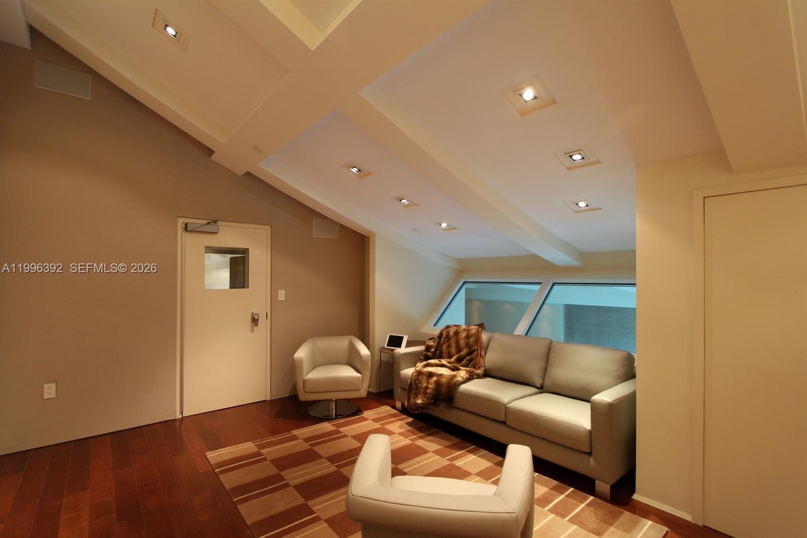 900 Brickell Key Blvd #PH3403, Miami FL 33131