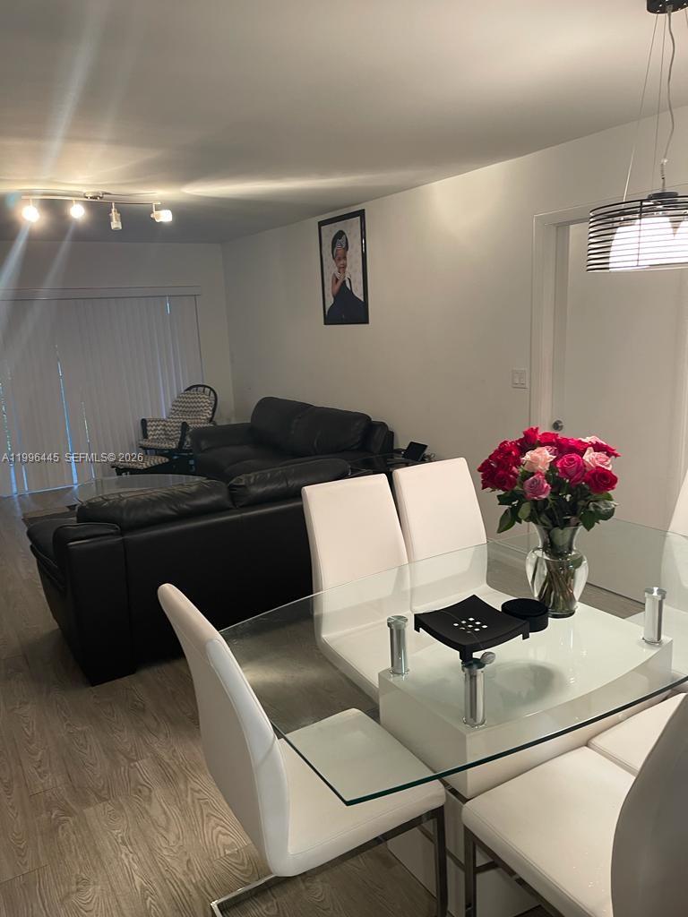 100 Lakeview Dr #207, Weston FL 33326