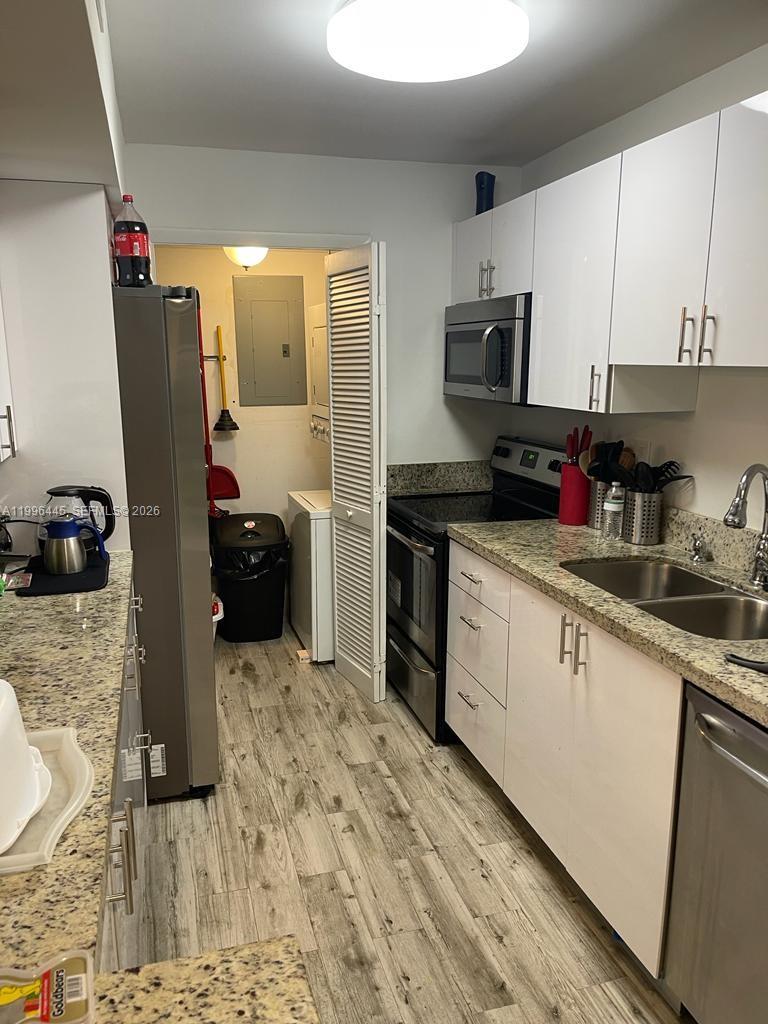 100 Lakeview Dr #207, Weston FL 33326