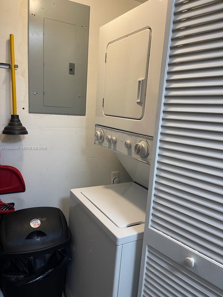 100 Lakeview Dr #207, Weston FL 33326