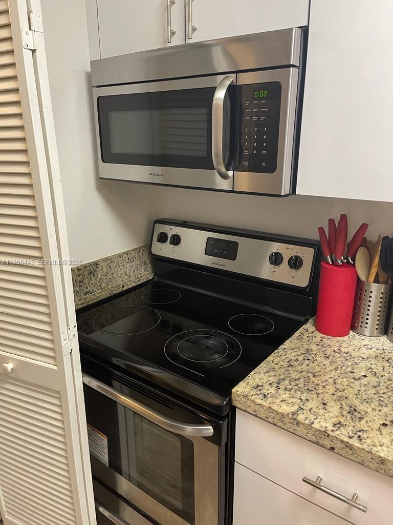 100 Lakeview Dr #207, Weston FL 33326