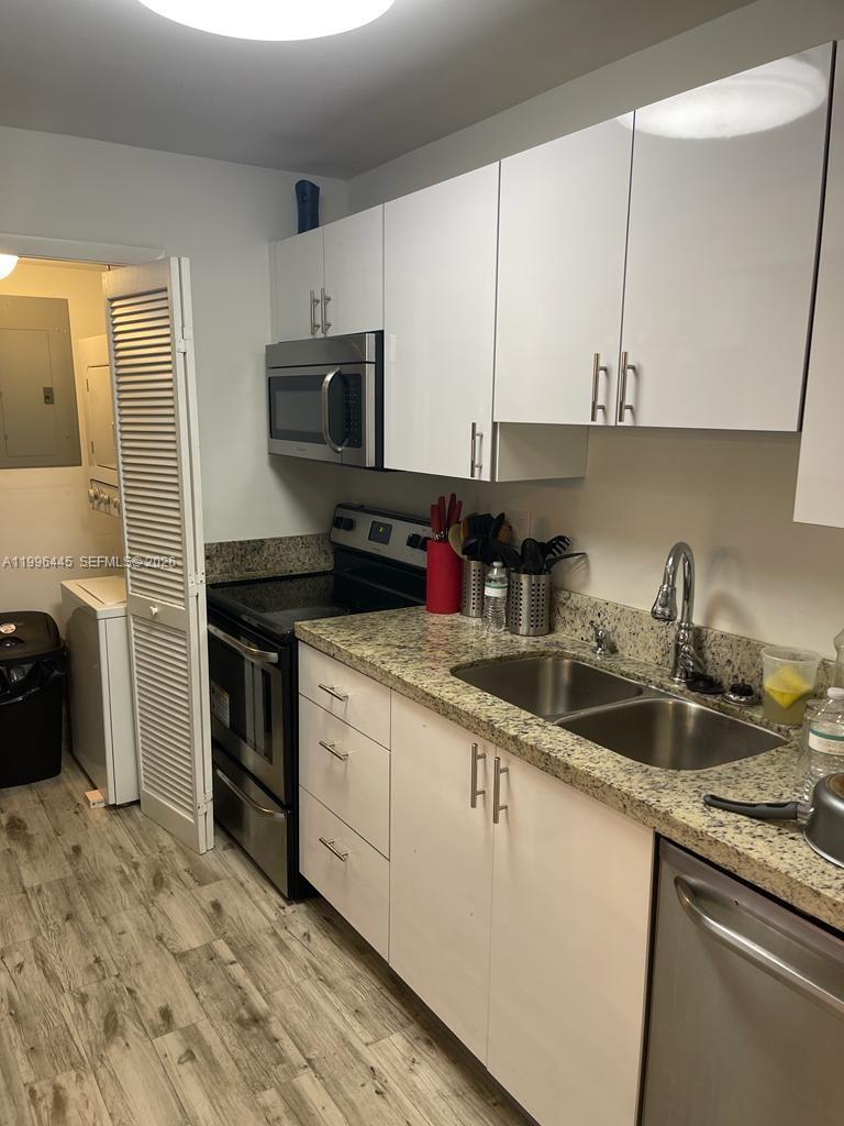 100 Lakeview Dr #207, Weston FL 33326