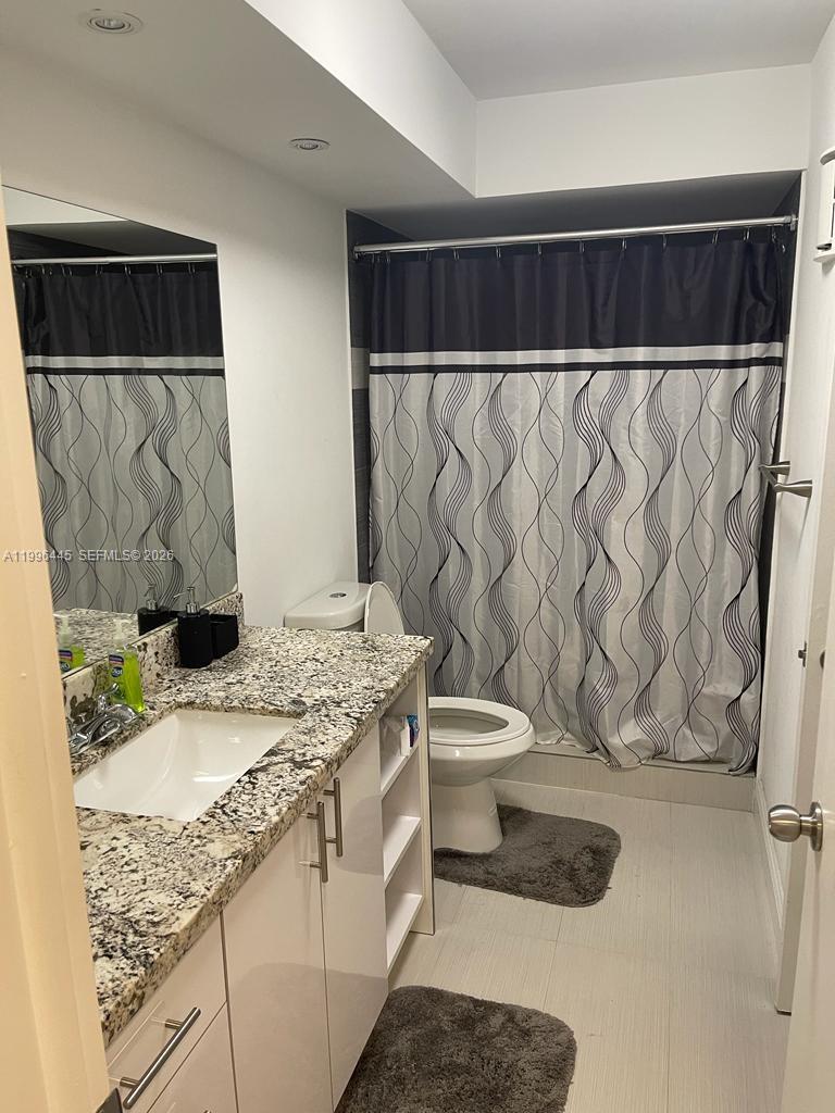 100 Lakeview Dr #207, Weston FL 33326