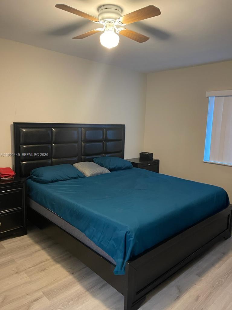 100 Lakeview Dr #207, Weston FL 33326
