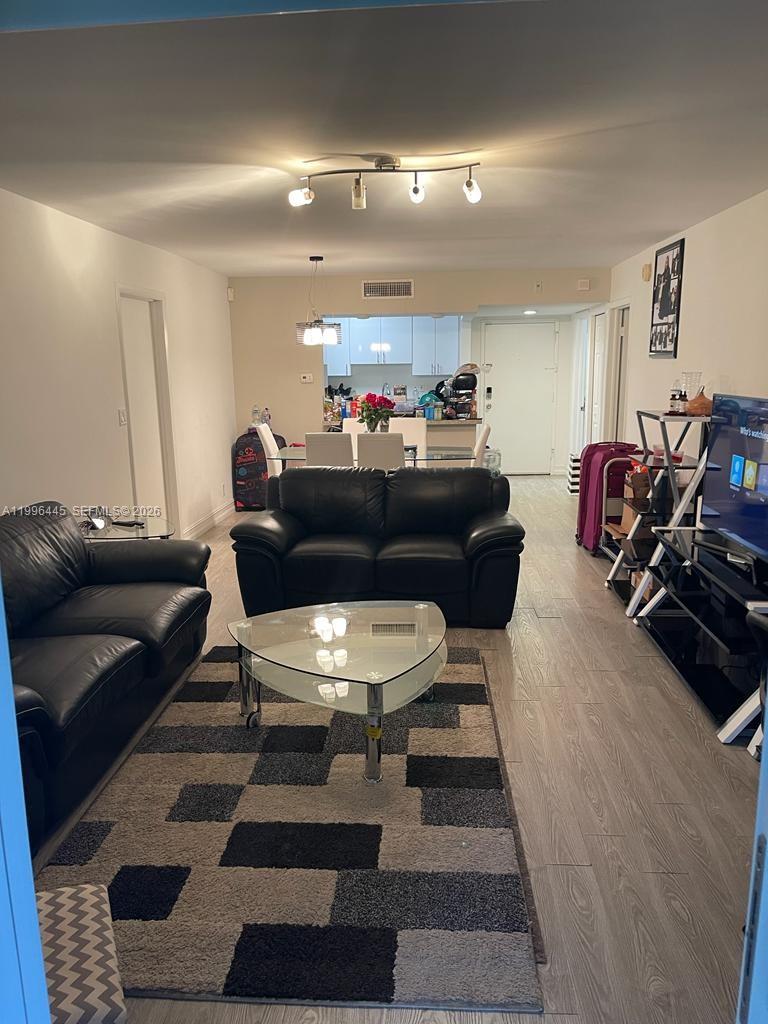 100 Lakeview Dr #207, Weston FL 33326