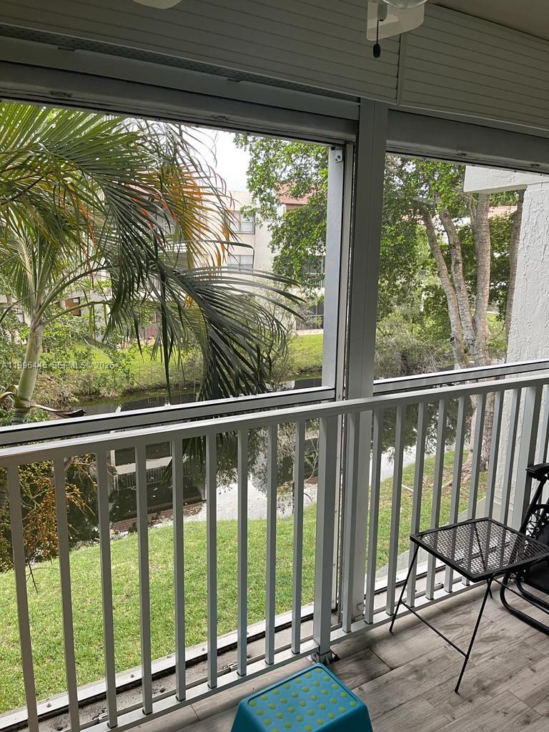 100 Lakeview Dr #207, Weston FL 33326