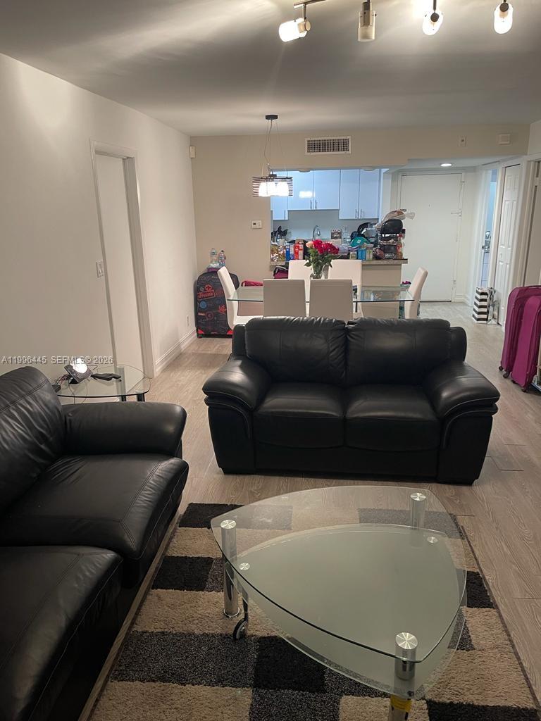 100 Lakeview Dr #207, Weston FL 33326