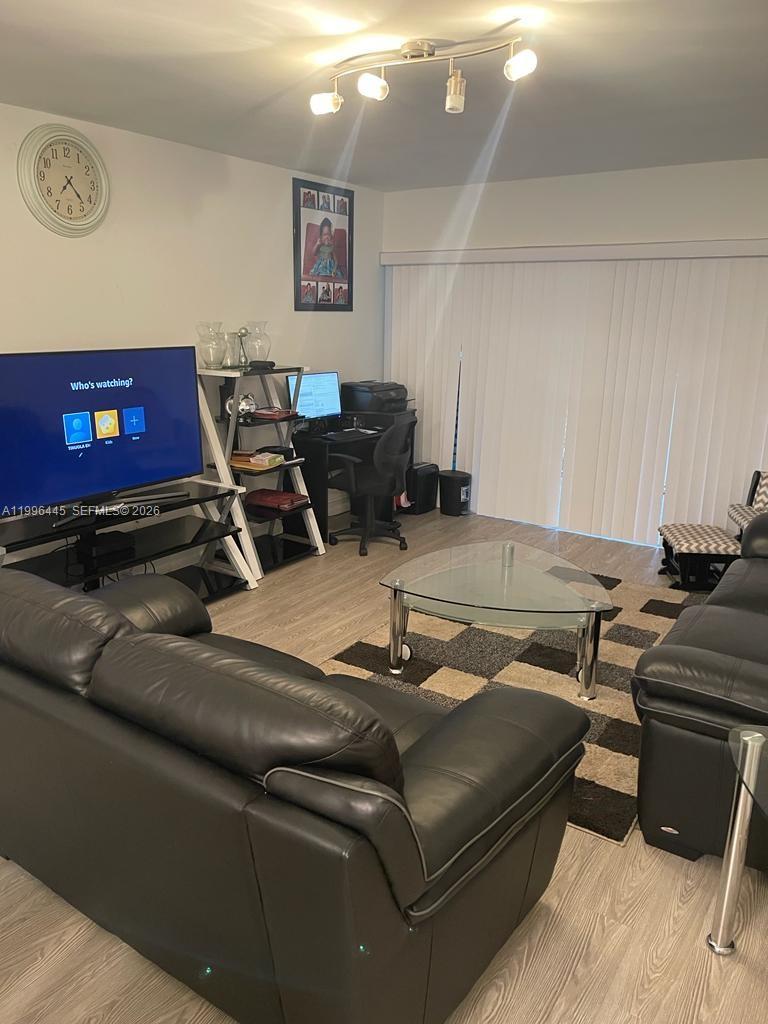 100 Lakeview Dr #207, Weston FL 33326
