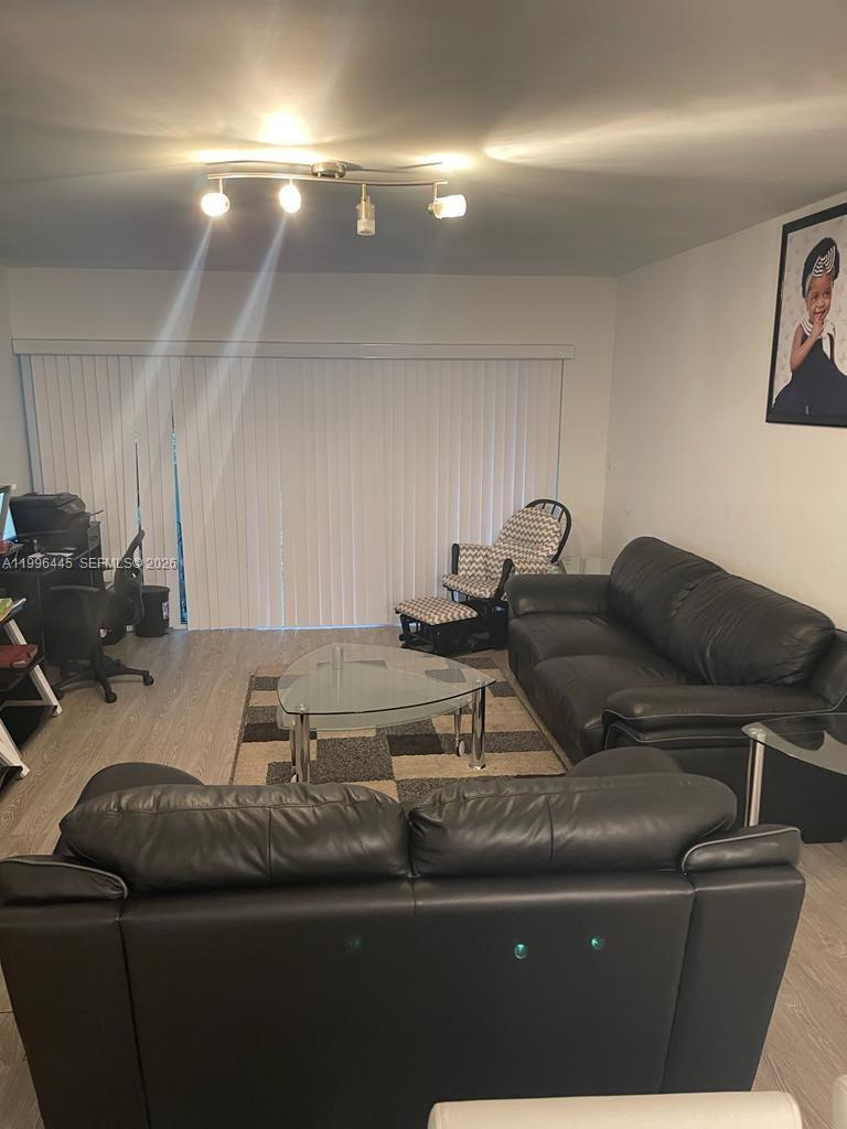 100 Lakeview Dr #207, Weston FL 33326