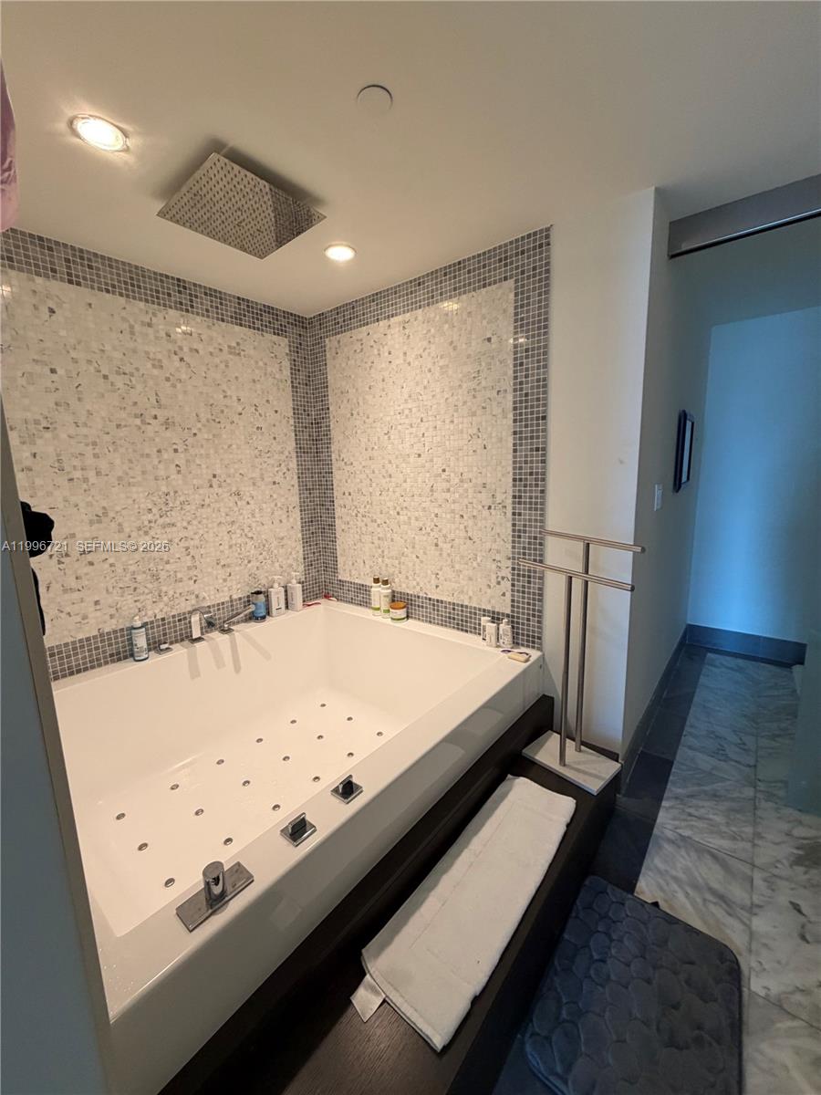 200 Biscayne Boulevard Way #3709, Miami FL 33131