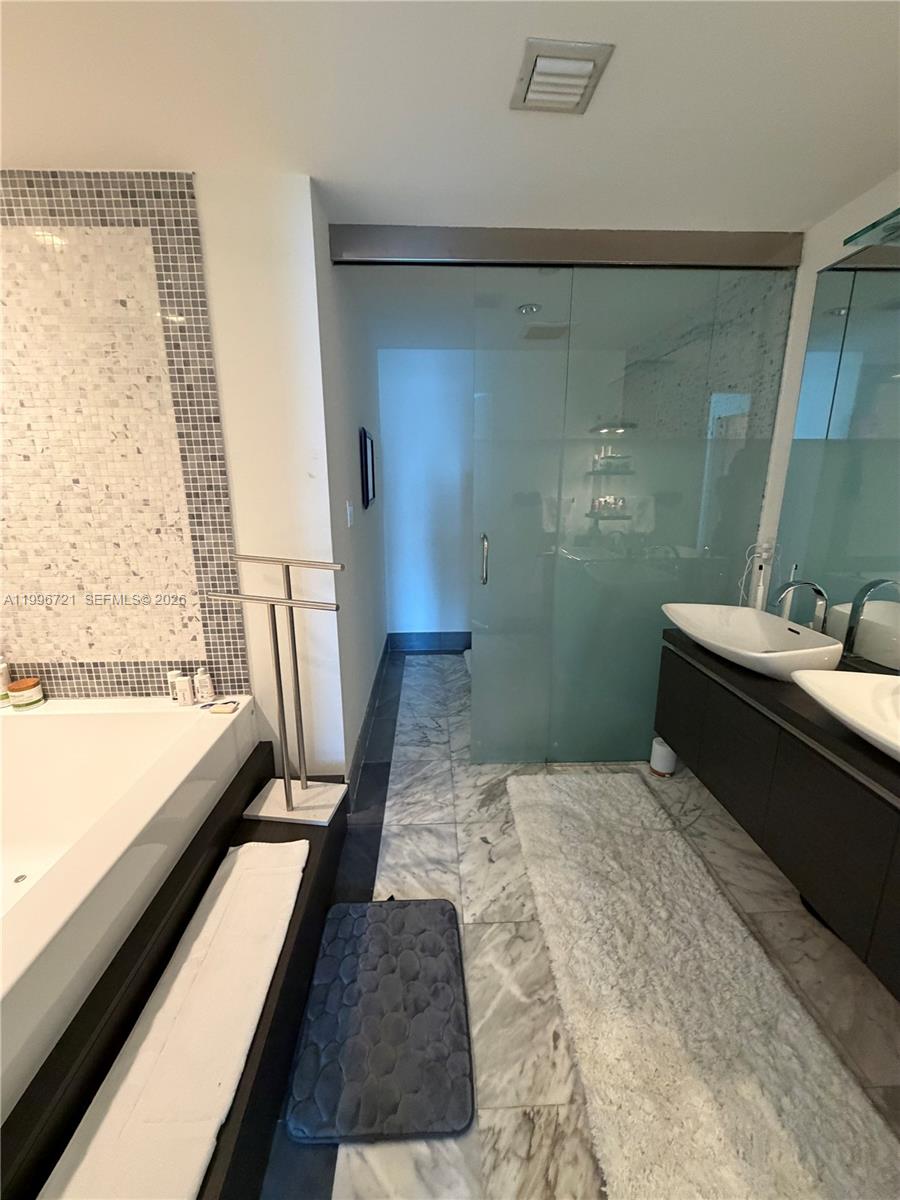200 Biscayne Boulevard Way #3709, Miami FL 33131
