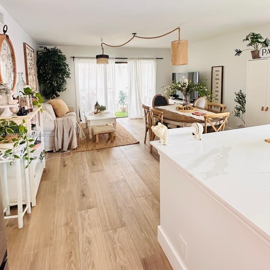 223 Lakeview Dr #204, Weston FL 33326