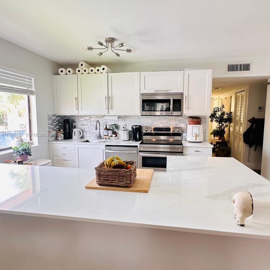 223 Lakeview Dr #204, Weston FL 33326