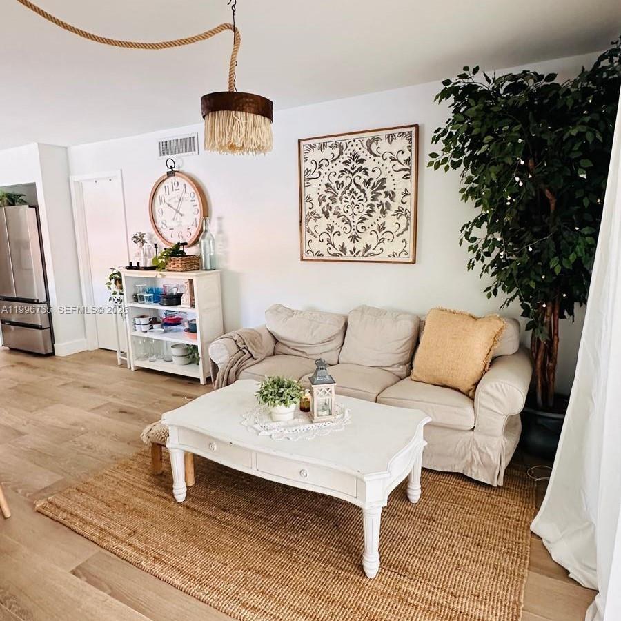 223 Lakeview Dr #204, Weston FL 33326