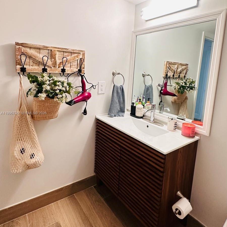 223 Lakeview Dr #204, Weston FL 33326
