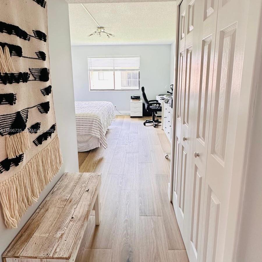 223 Lakeview Dr #204, Weston FL 33326