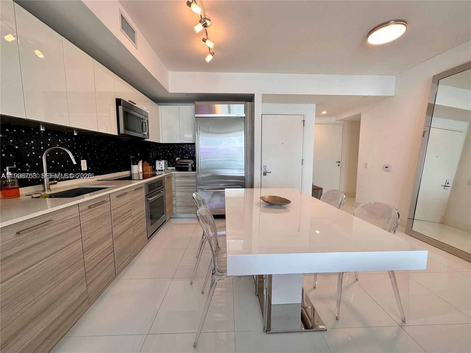 1300 Brickell Bay Dr #3206, Miami FL 33131
