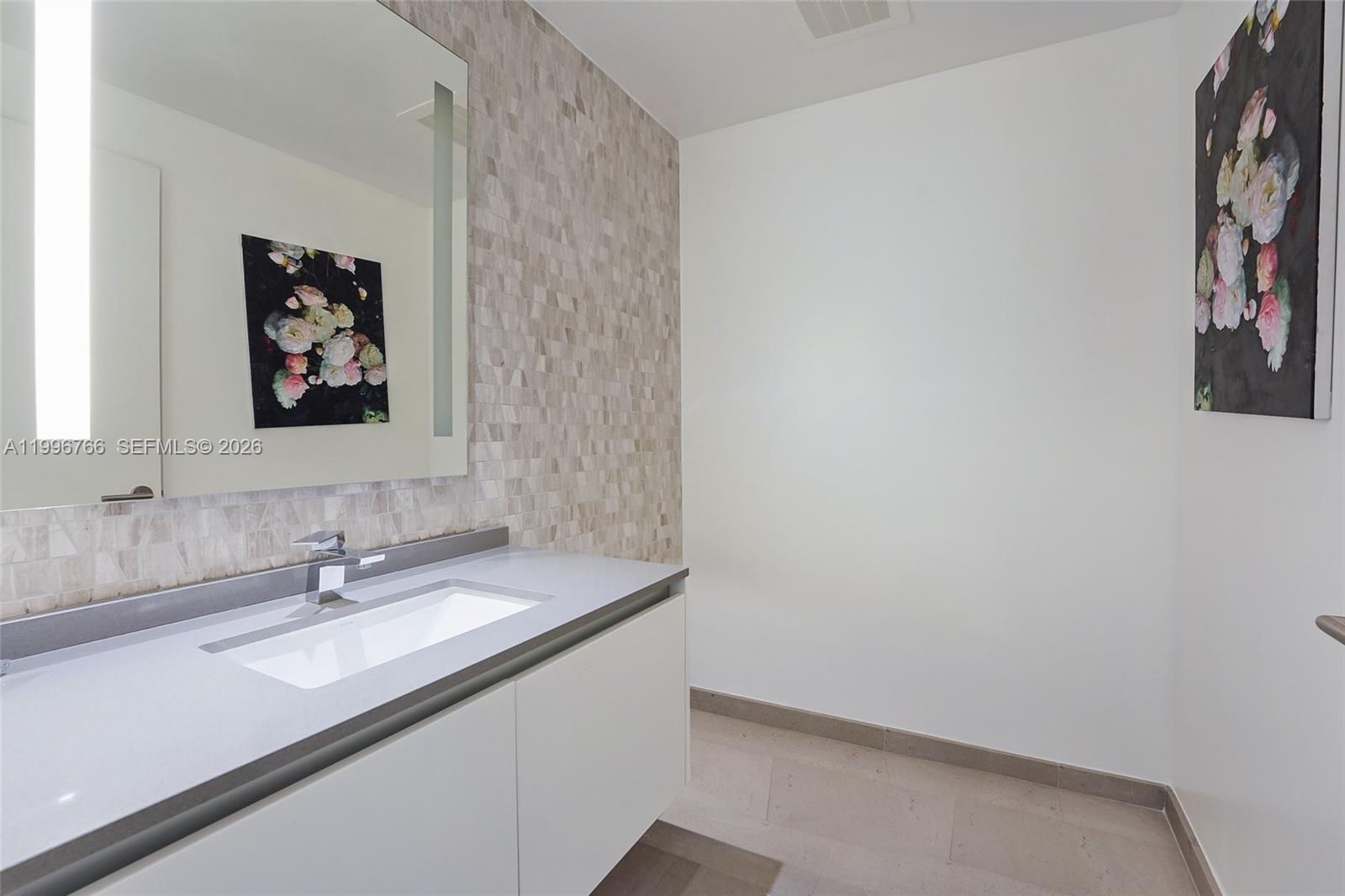 68 SE 6th St #2104, Miami FL 33131