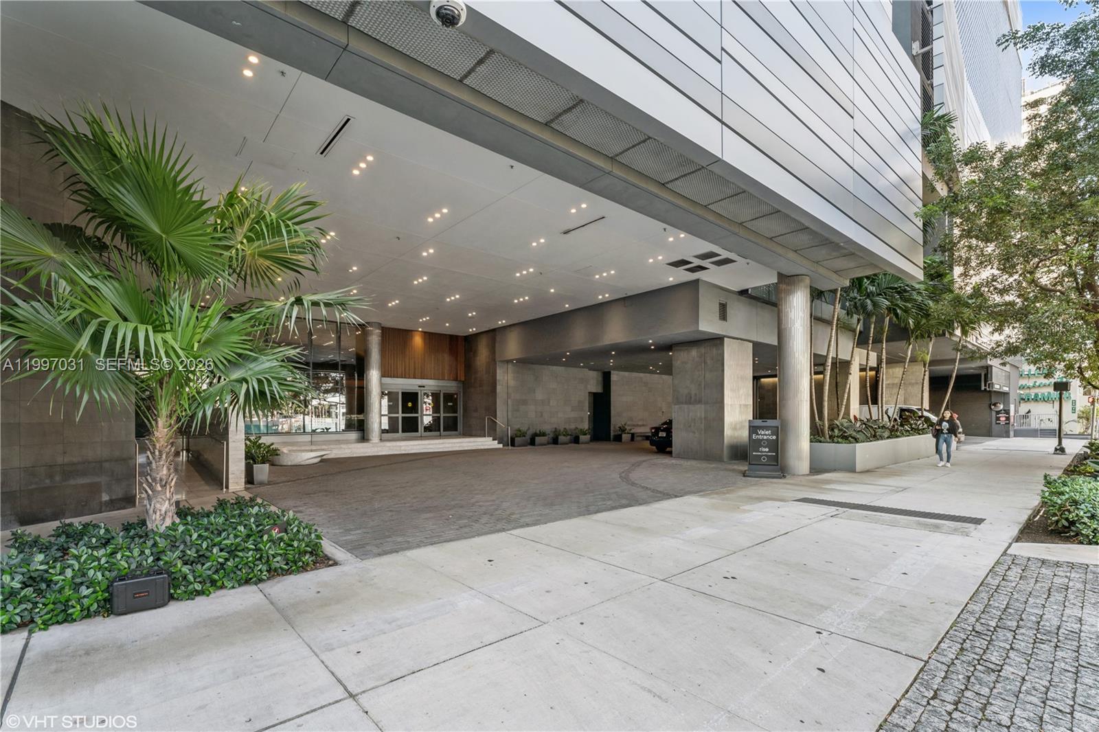 88 SW 7th St #1804, Miami FL 33130