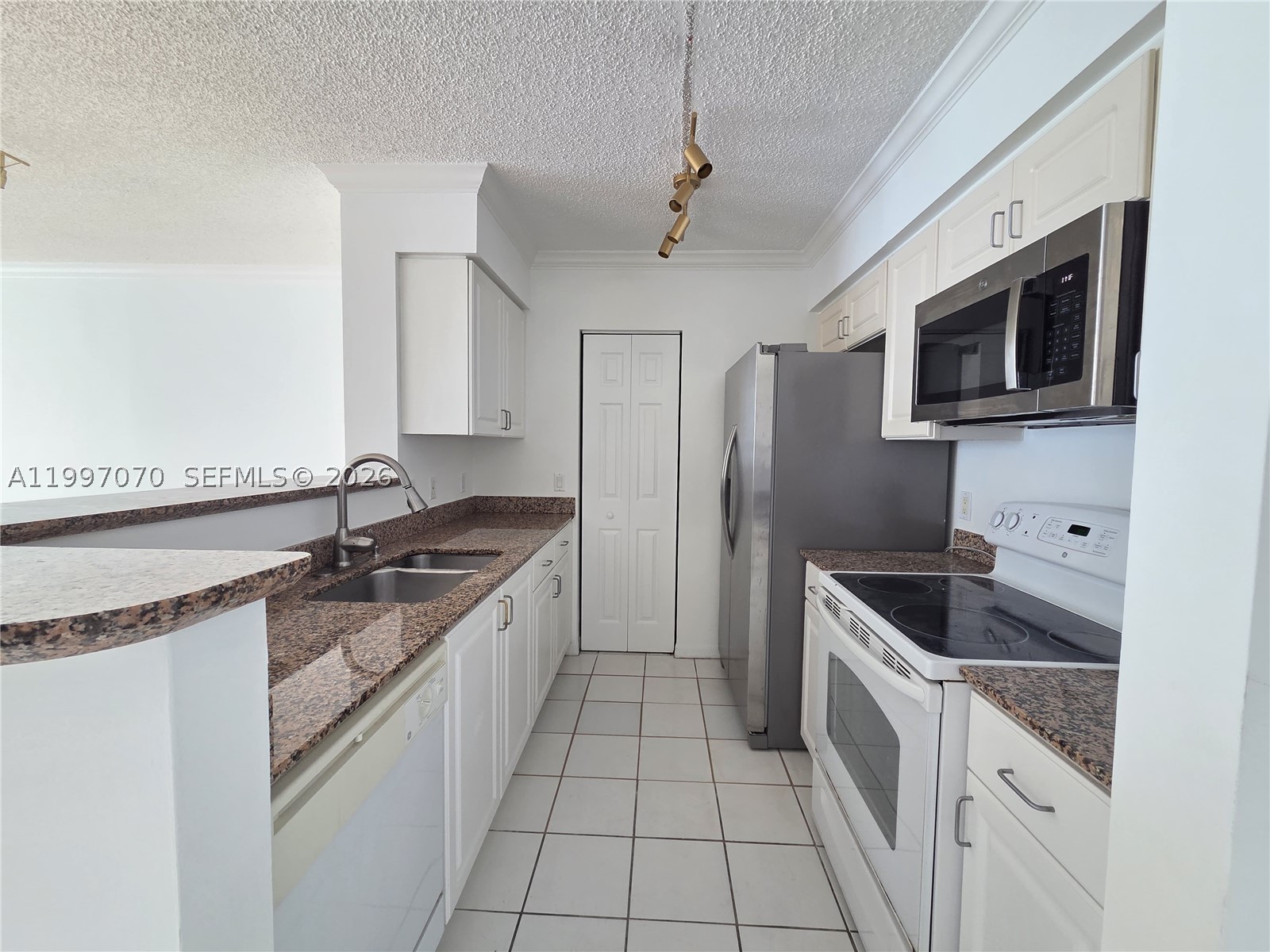 1155 Brickell Bay Dr #2006, Miami FL 33131