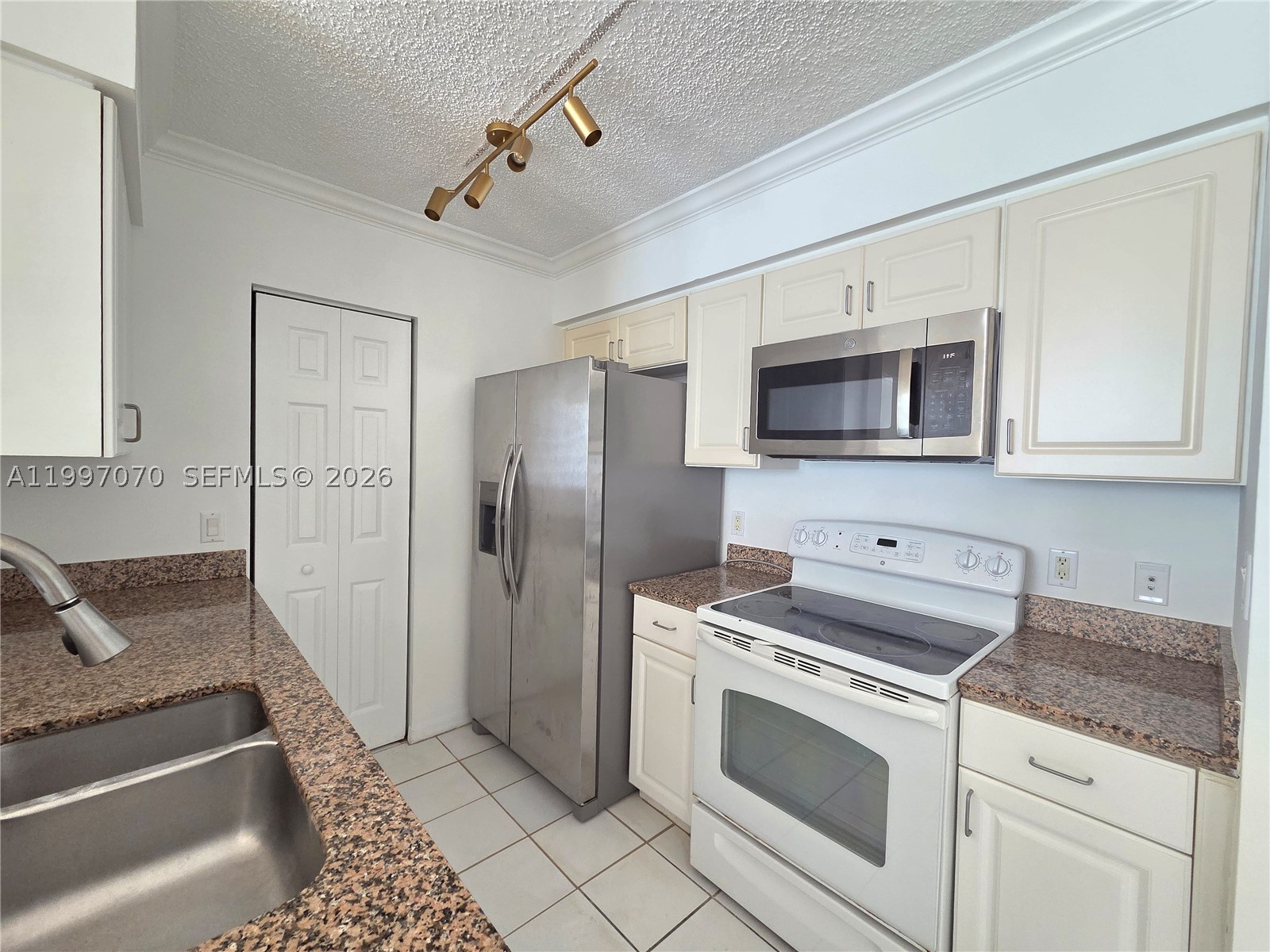 1155 Brickell Bay Dr #2006, Miami FL 33131