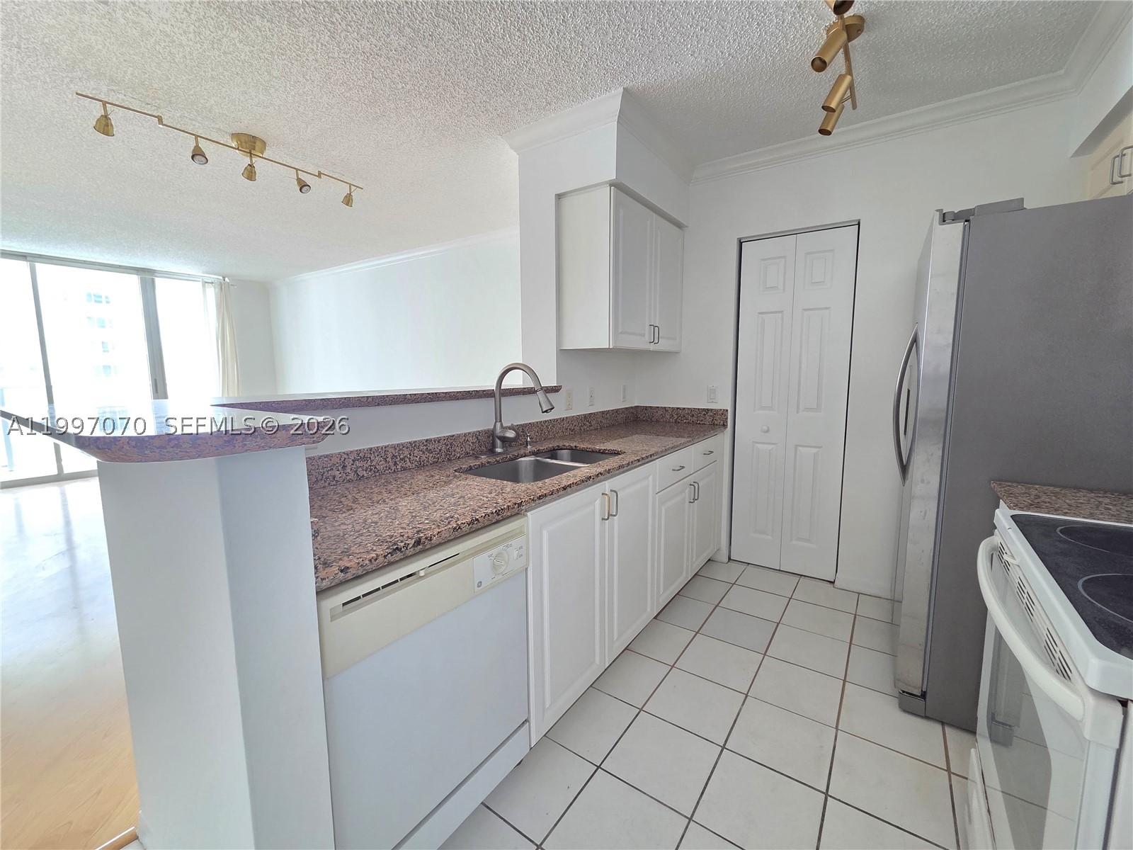 1155 Brickell Bay Dr #2006, Miami FL 33131